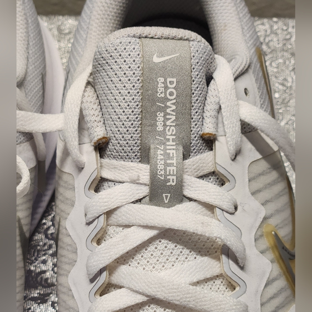 NIKE WOMEN'S Size 8 1/2 White and Gold Running Shoes - Picture 4 of 9